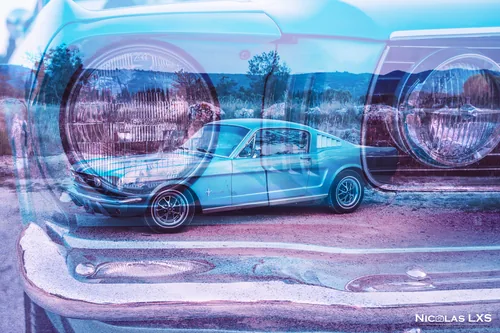 Double exposition : Ford Mustang bleue et gros plan sur ses phares