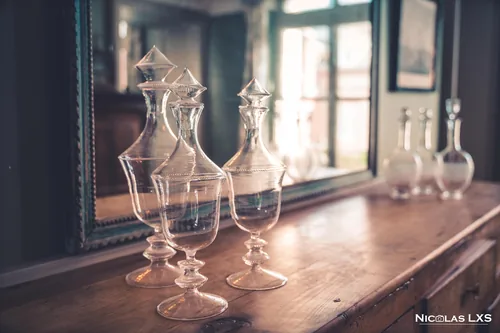 Carafes en cristal sur une commode ancienne, Les Tilleuls à Étretat
