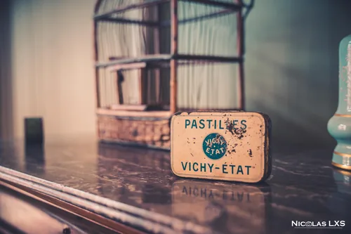 Boîte ancienne de pastilles Vichy-État, Les Tilleuls à Étretat