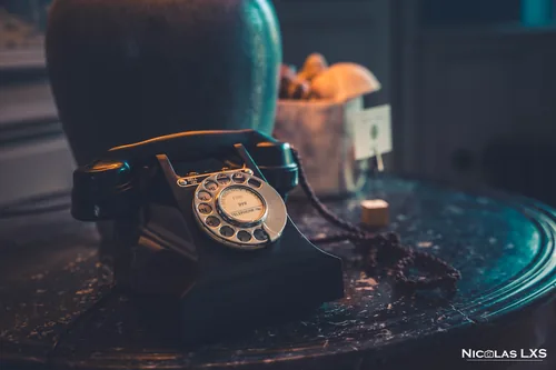 Téléphone ancien à cadran sur un guéridon, Les Tilleuls à Étretat