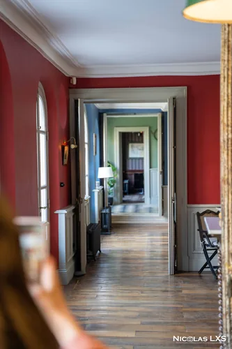 Enfilade de pièces aux murs rouges et parquet ancien, Les Tilleuls à Étretat