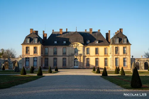 Façade du château de la Motte-Tilly dans la lumière dorée du soir