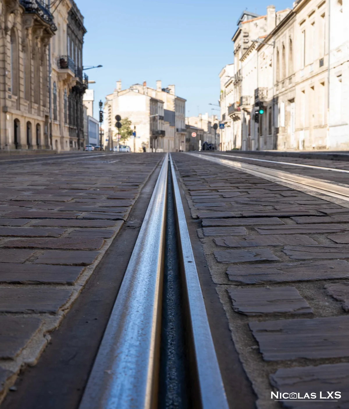 Rail de tramway dans une rue pavée de Bordeaux