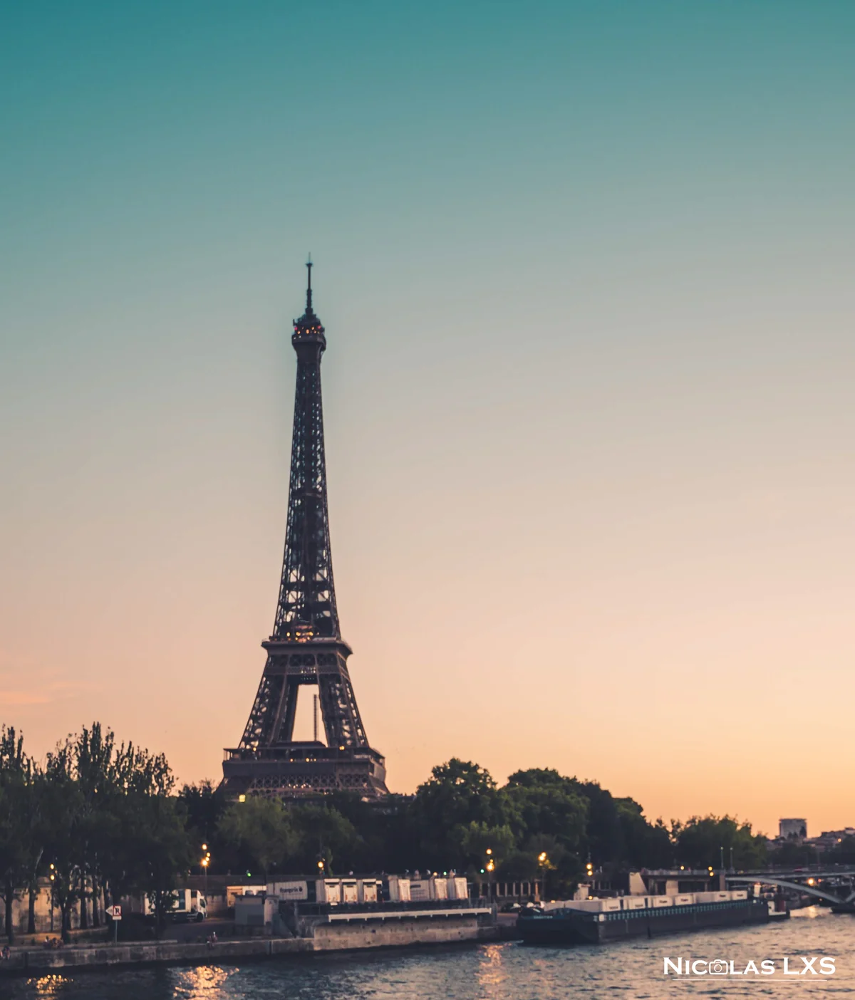 Tour Eiffel au coucher du soleil