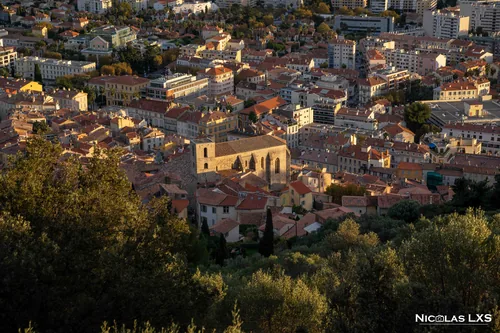 Toits et clocher de la vieille ville de Hyères vus d'en haut