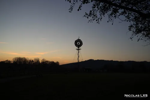 Éolienne de pompage en silhouette au crépuscule