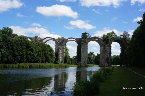 Arches de l'aqueduc de Maintenon se reflétant dans l'eau