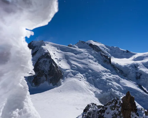 Le Mont-Blanc vu depuis une arête de neige