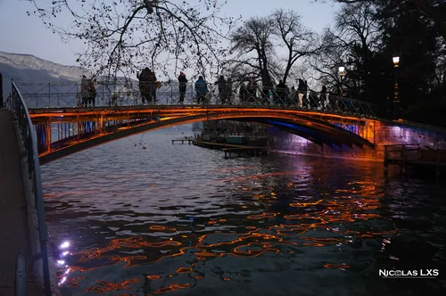 Pont des Amours à Annecy illuminé à la tombée du jour
