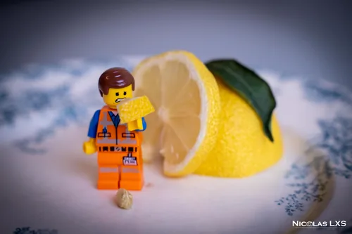Emmet LEGO à côté d'un demi-citron