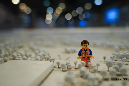 Emmet LEGO au milieu d'une maquette aux arbres blancs