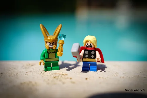 Figurines LEGO de Loki et Thor au bord d'une piscine