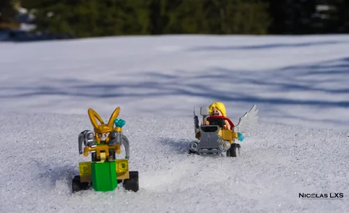 Loki et Thor LEGO dans leurs véhicules sur la neige