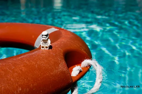 Stormtrooper LEGO sur une bouée de sauvetage dans une piscine