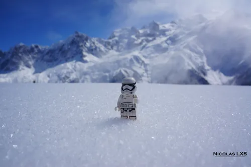 Un Stormtrooper patiente dans la neige en attendant sa prochaine mission