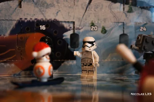 BB-8 en bonnet de Noël et un Stormtrooper LEGO devant un calendrier de l'Avent