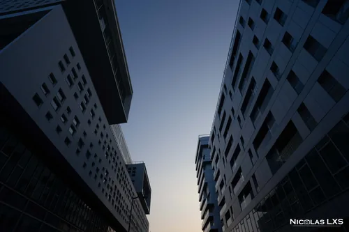 Immeubles modernes en contre-plongée dans le quartier de la BnF
