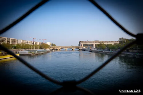 La Seine vue à travers le grillage d'une passerelle