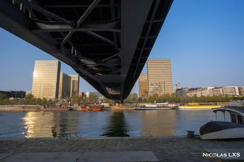 Sous la passerelle Simone-de-Beauvoir, face aux tours de la BnF