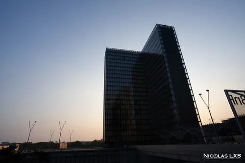 Tour de la BnF à contre-jour au crépuscule