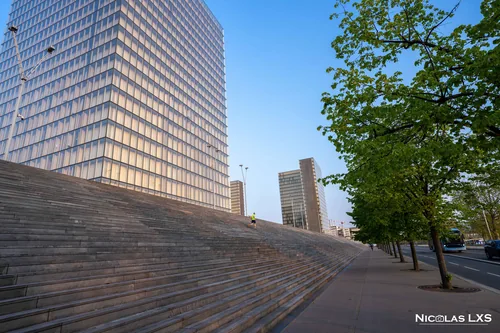 Grandes marches en bois et tour vitrée de la BnF