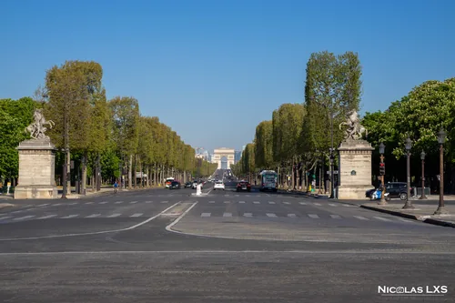 Avenue des Champs-Élysées déserte vers l'Arc de triomphe, depuis la Concorde