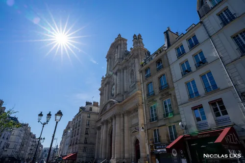 Église Saint-Paul-Saint-Louis dans le Marais, soleil éclatant