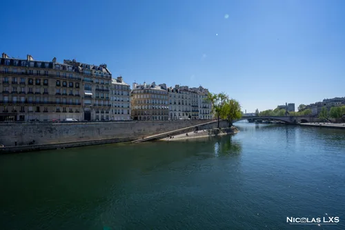 Quais et immeubles de l'île Saint-Louis en bord de Seine
