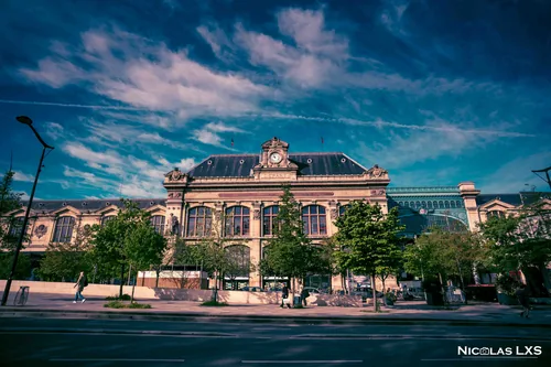 Façade de la gare d'Austerlitz sous un ciel bleu