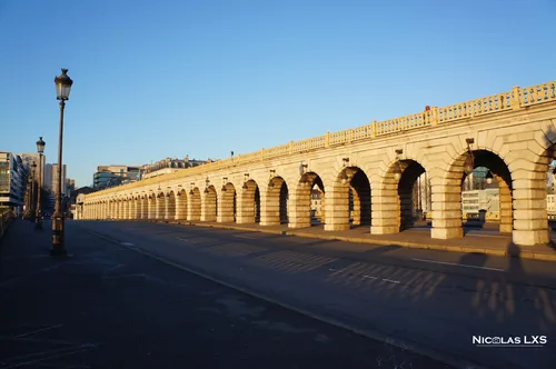 Arcades du pont de Bercy dans la lumière du matin