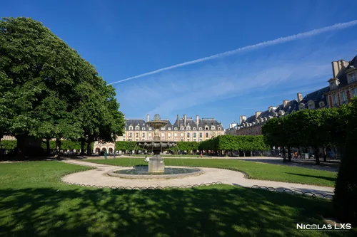 Square et fontaine de la place des Vosges